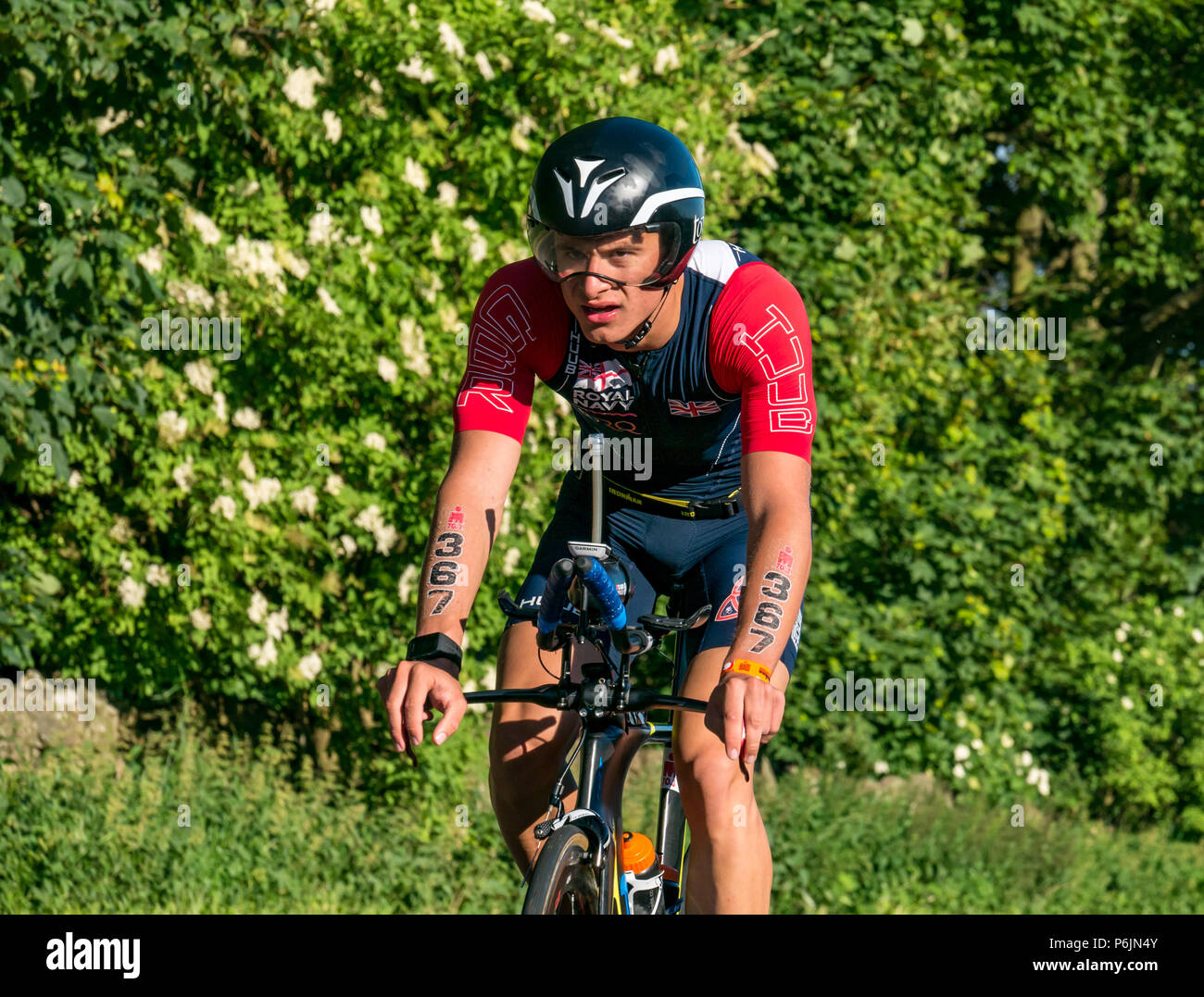 Byres Hill, East Lothian, Scozia, Regno Unito, 1 luglio 2018. Edinburgh IRONMAN 70.3, Byres Hill, East Lothian, Scozia, Regno Unito, 1 luglio 2018. Ciclismo parte dell'evento sportivo endurance. I concorrenti si lanciano in bicicletta in salita passando da Byres Hill su un percorso ciclistico di 56 km dopo aver completato la nuotata prima di una corsa di 26.1 km come parte dell'evento Triathlon Foto Stock