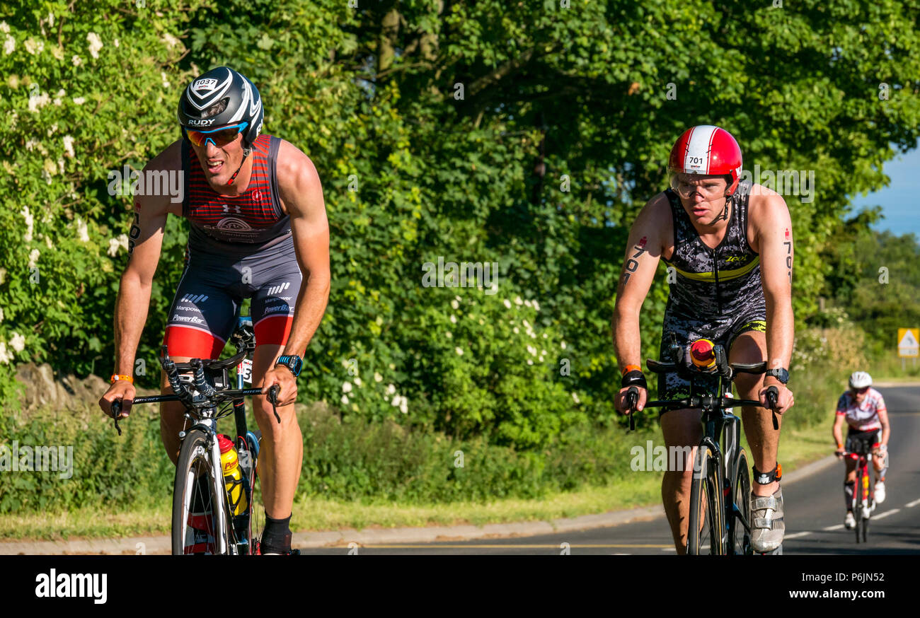 Byres Hill, East Lothian, Scozia, Regno Unito, 1 luglio 2018. Edinburgh IRONMAN 70.3, Byres Hill, East Lothian, Scozia, Regno Unito, 1 luglio 2018. Ciclismo parte dell'evento sportivo endurance. I concorrenti si lanciano in bicicletta in salita passando da Byres Hill su un percorso ciclistico di 56 km dopo aver completato la nuotata prima di una corsa di 26.1 km come parte dell'evento Triathlon Foto Stock