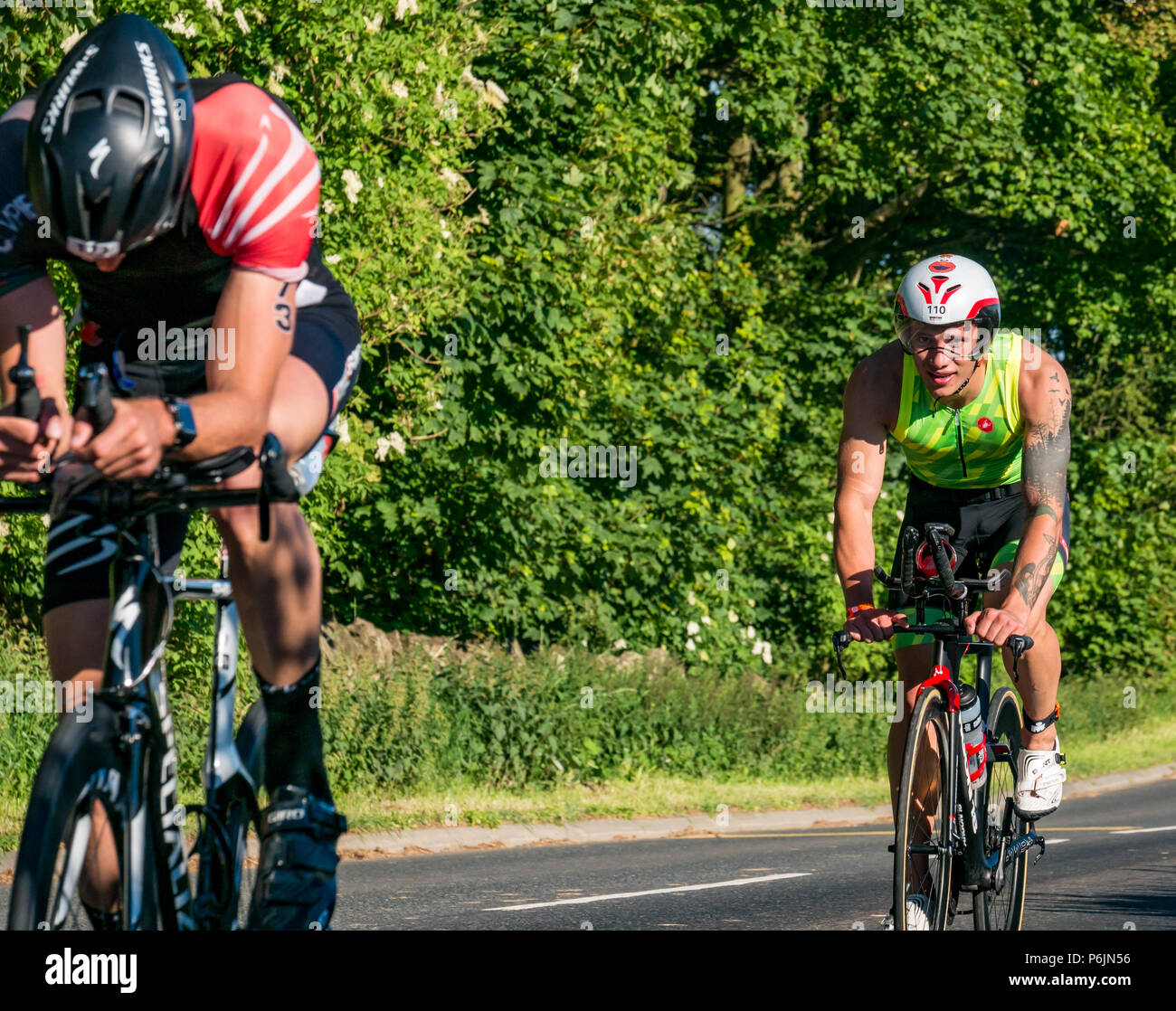 Byres Hill, East Lothian, Scozia, Regno Unito, 1 luglio 2018. Edinburgh IRONMAN 70.3, Byres Hill, East Lothian, Scozia, Regno Unito, 1 luglio 2018. Ciclismo parte dell'evento sportivo endurance. I concorrenti si lanciano in bicicletta in salita passando da Byres Hill su un percorso ciclistico di 56 km dopo aver completato la nuotata prima di una corsa di 26.1 km come parte dell'evento Triathlon Foto Stock