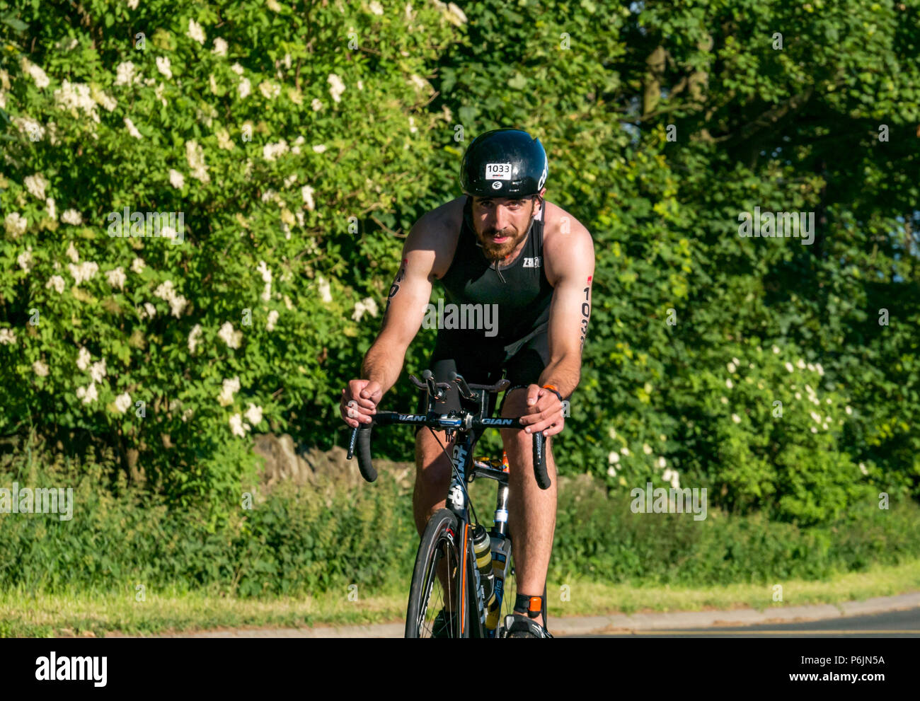 Byres Hill, East Lothian, Scozia, Regno Unito, 1 luglio 2018. Edinburgh IRONMAN 70.3, Byres Hill, East Lothian, Scozia, Regno Unito, 1 luglio 2018. Ciclismo parte dell'evento sportivo endurance. I concorrenti si lanciano in bicicletta in salita passando da Byres Hill su un percorso ciclistico di 56 km dopo aver completato la nuotata prima di una corsa di 26.1 km come parte dell'evento Triathlon Foto Stock