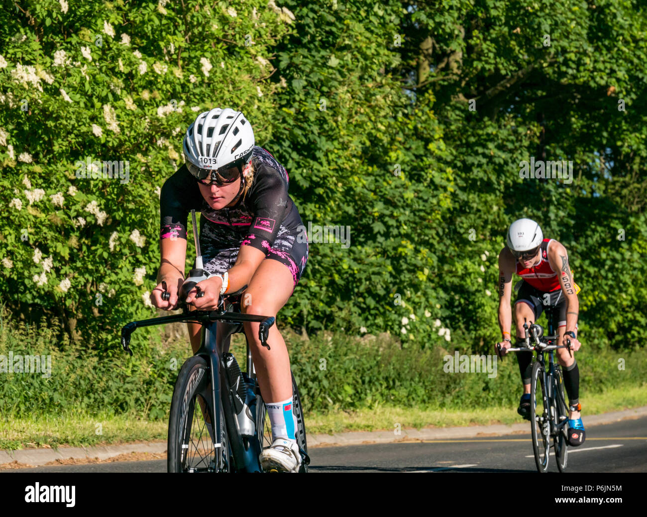Byres Hill, East Lothian, Scozia, Regno Unito,1 luglio 2018. Edinburgh IRONMAN 70,3, Byres Hill, East Lothian, Scozia, Regno Unito,1 luglio 2018. Escursioni in bicicletta parte dell'endurance evento sportivo. I concorrenti in salita del ciclismo passato Byres collina su un 56 mile loop bike corso dopo il completamento del 1.2 miglio nuotare a Preston Links, seguita da un 26.1 miglio girare intorno Edinburgh come parte del Triathlon evento. Un concorrente femmina Foto Stock
