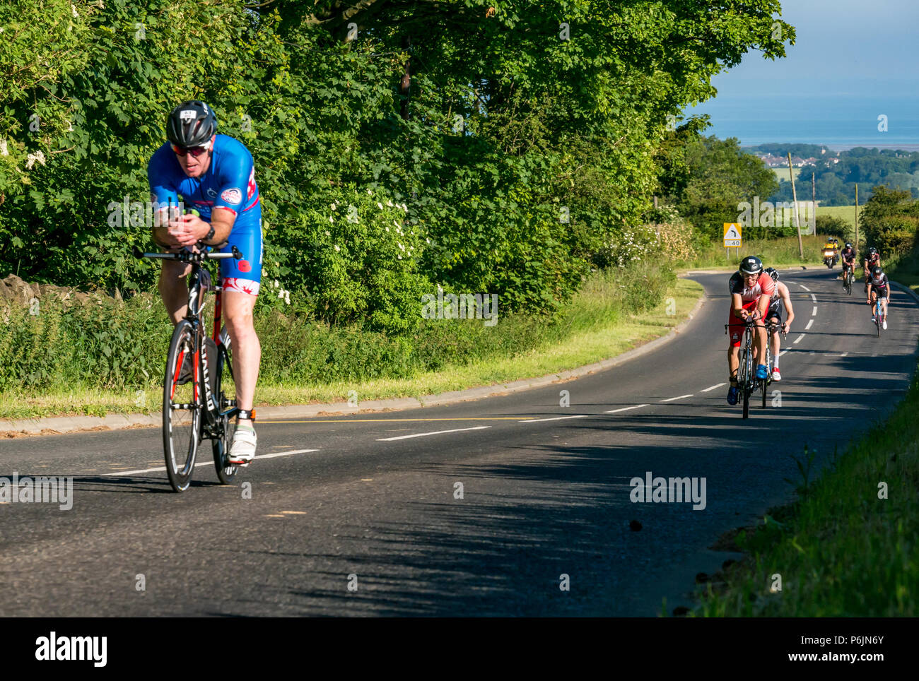 Byres Hill, East Lothian, Scozia, Regno Unito, 1 luglio 2018. Edinburgh IRONMAN 70.3, Byres Hill, East Lothian, Scozia, Regno Unito, 1 luglio 2018. Ciclismo parte dell'evento sportivo endurance. I concorrenti si lanciano in bicicletta in salita passando da Byres Hill su un percorso ciclistico di 56 km dopo aver completato la nuotata prima di una corsa di 26.1 km come parte dell'evento Triathlon Foto Stock