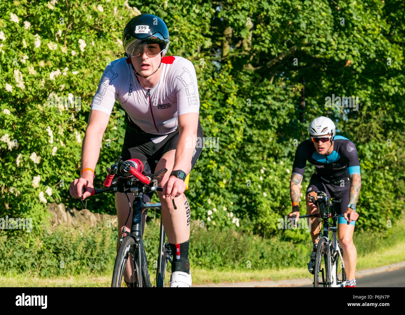Byres Hill, East Lothian, Scozia, Regno Unito, 1 luglio 2018. Edinburgh IRONMAN 70.3, Byres Hill, East Lothian, Scozia, Regno Unito, 1 luglio 2018. Ciclismo parte dell'evento sportivo endurance. I concorrenti si lanciano in bicicletta in salita passando da Byres Hill su un percorso ciclistico di 56 km dopo aver completato la nuotata prima di una corsa di 26.1 km come parte dell'evento Triathlon Foto Stock
