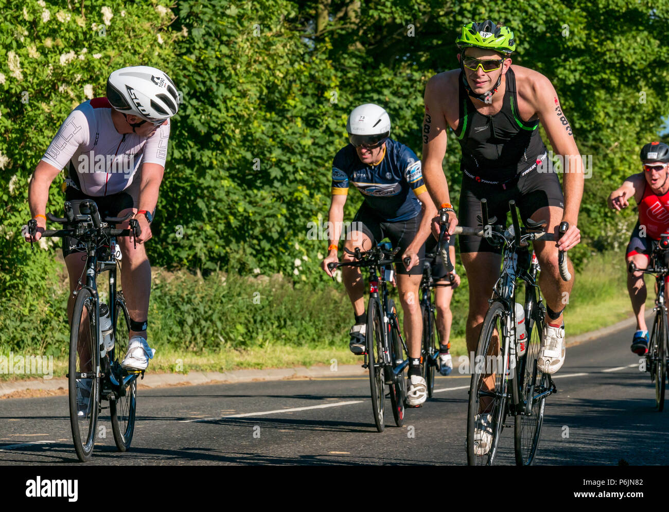 Byres Hill, East Lothian, Scozia, Regno Unito, 1 luglio 2018. Edinburgh IRONMAN 70.3, Byres Hill, East Lothian, Scozia, Regno Unito, 1 luglio 2018. Ciclismo parte dell'evento sportivo endurance. I concorrenti si lanciano in bicicletta in salita passando da Byres Hill su un percorso ciclistico di 56 km dopo aver completato la nuotata prima di una corsa di 26.1 km come parte dell'evento Triathlon Foto Stock