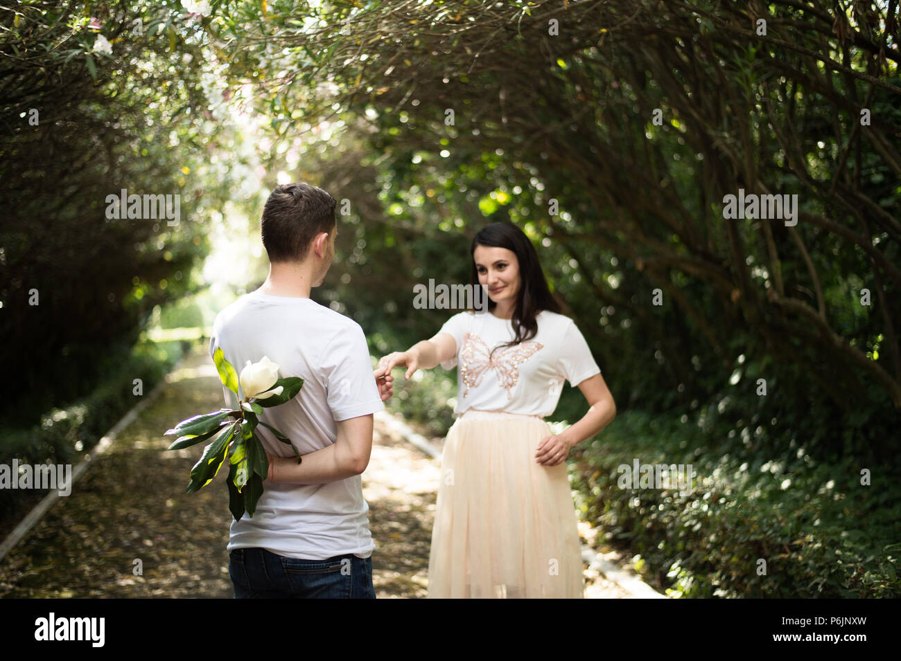 Matura in amore - inizio di una storia d'amore. Un uomo e una ragazza romantica data in un parco Foto Stock