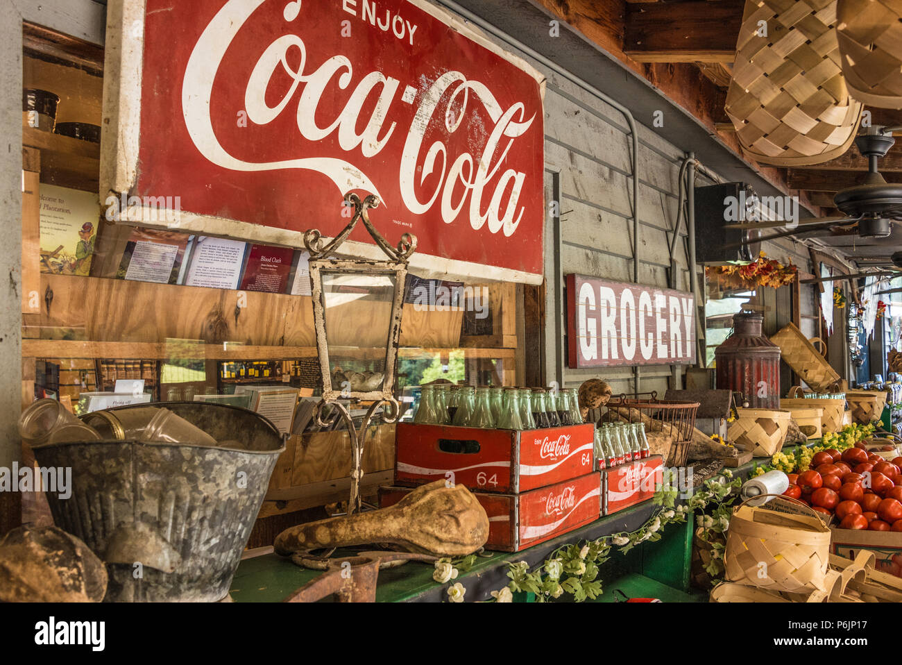 Vintage Coca-Cola segno e bottiglie in un mercato di strada tra le Blue Ridge Mountains del nord-est della Georgia. (USA) Foto Stock