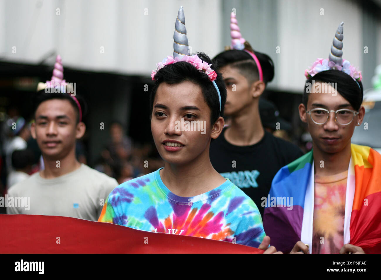 Orgoglio marzo i partecipanti indossano cons sulle loro teste. Migliaia di gay i membri hanno marciato per le strade di Marikina, Metro Manila come essi hanno partecipato a questo anno di orgoglio marzo. Foto Stock