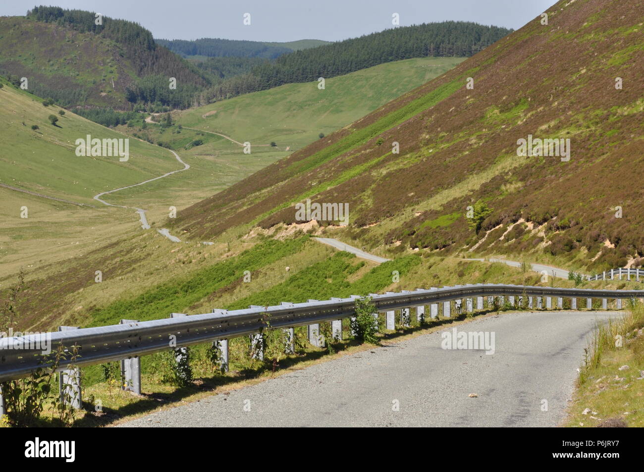 Guardando a nord/nord-ovest sulla strada tra Lake Vyrnwy in Powys e Bala, Powys, mid-Wales, Regno Unito. Foto Stock