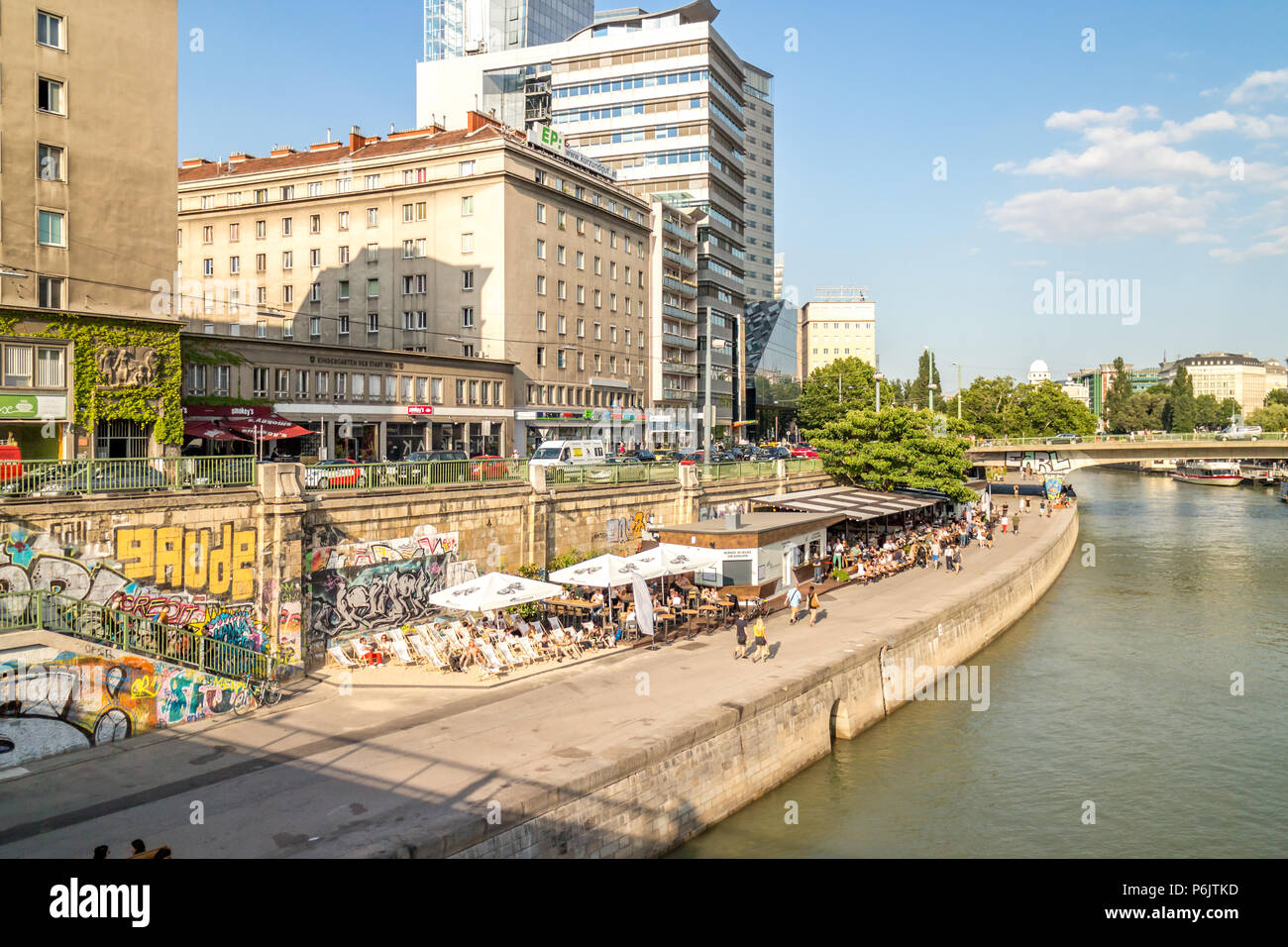 Vienna Austria giugno.20 2018, Schwedenplatz Downtown Canale del Danubio, persone enyojing estate al club su Riverside Foto Stock