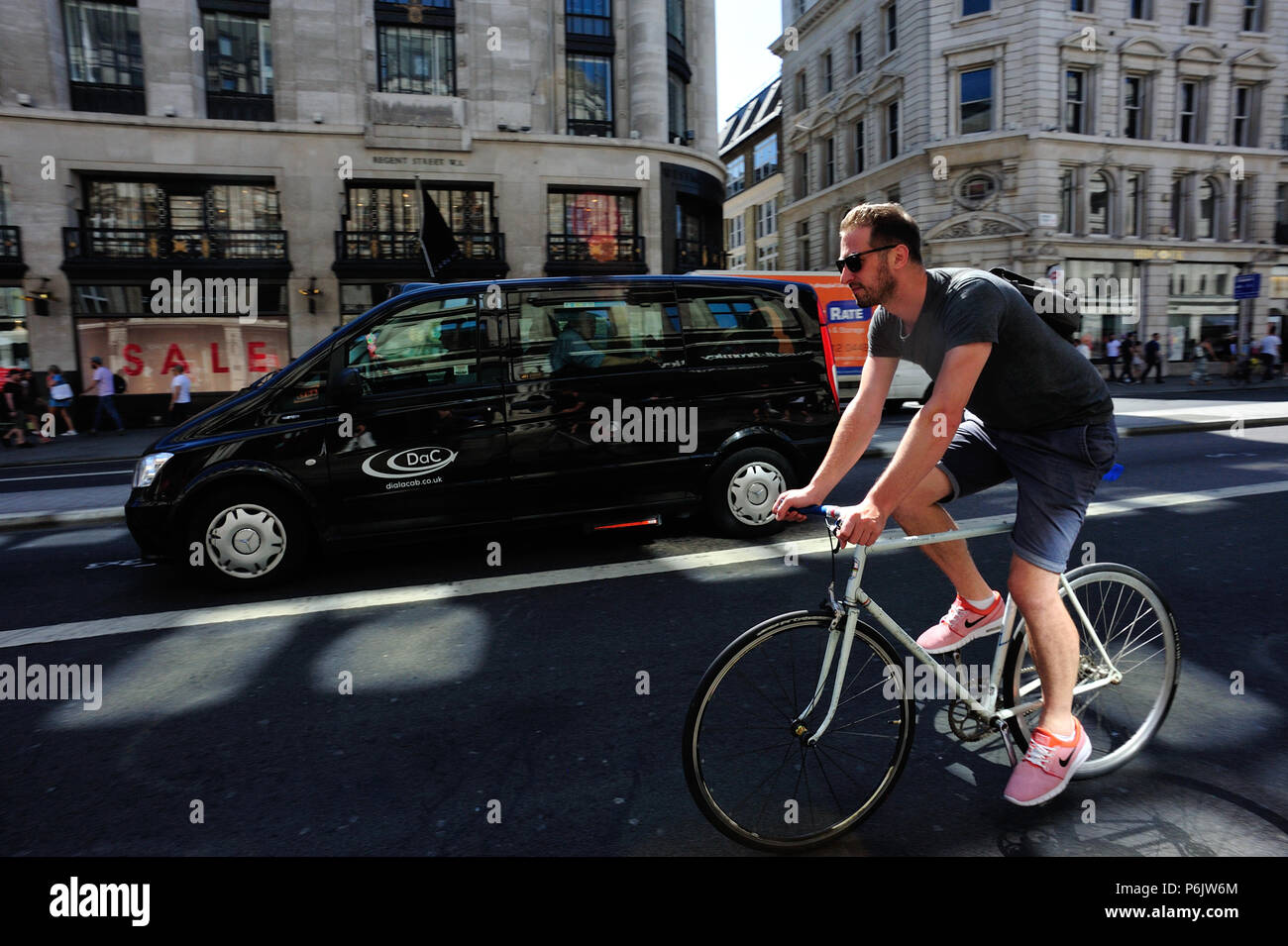 Escursioni in bicicletta su Regent Street, Londra, Inghilterra, Regno Unito Foto Stock