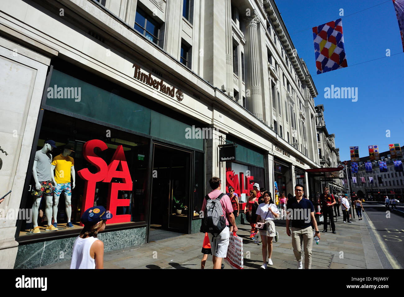 Timberland store e people shopping su Regent Street, Londra, Inghilterra, Regno Unito Foto Stock