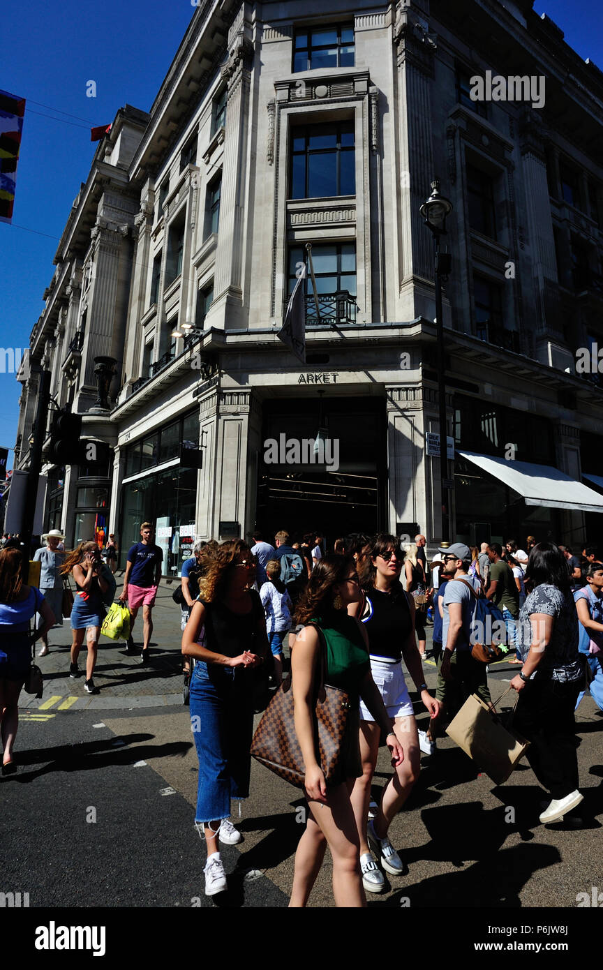 Shopping su Regent Street, Londra, Inghilterra, Regno Unito Foto Stock