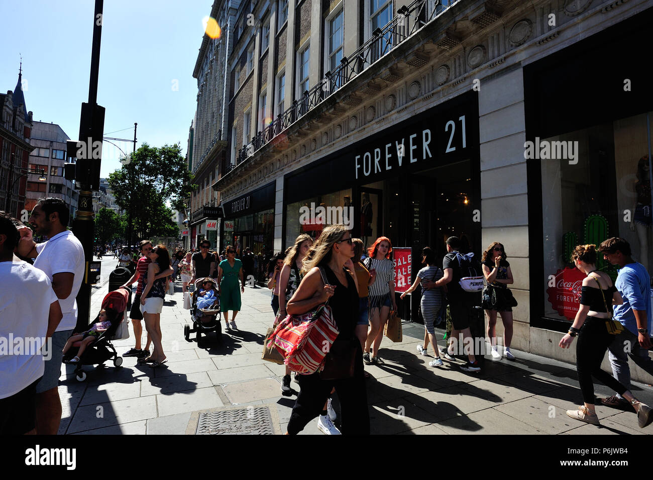 I negozi di Oxford Street, London, England, Regno Unito Foto Stock