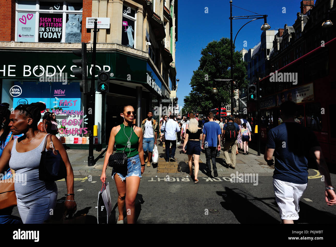 Body Shop & persone attraversamento strada su Oxford Street, London, England, Regno Unito Foto Stock