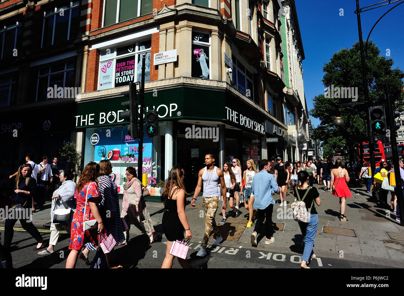 Body Shop & persone attraversamento strada su Oxford Street, London, England, Regno Unito Foto Stock