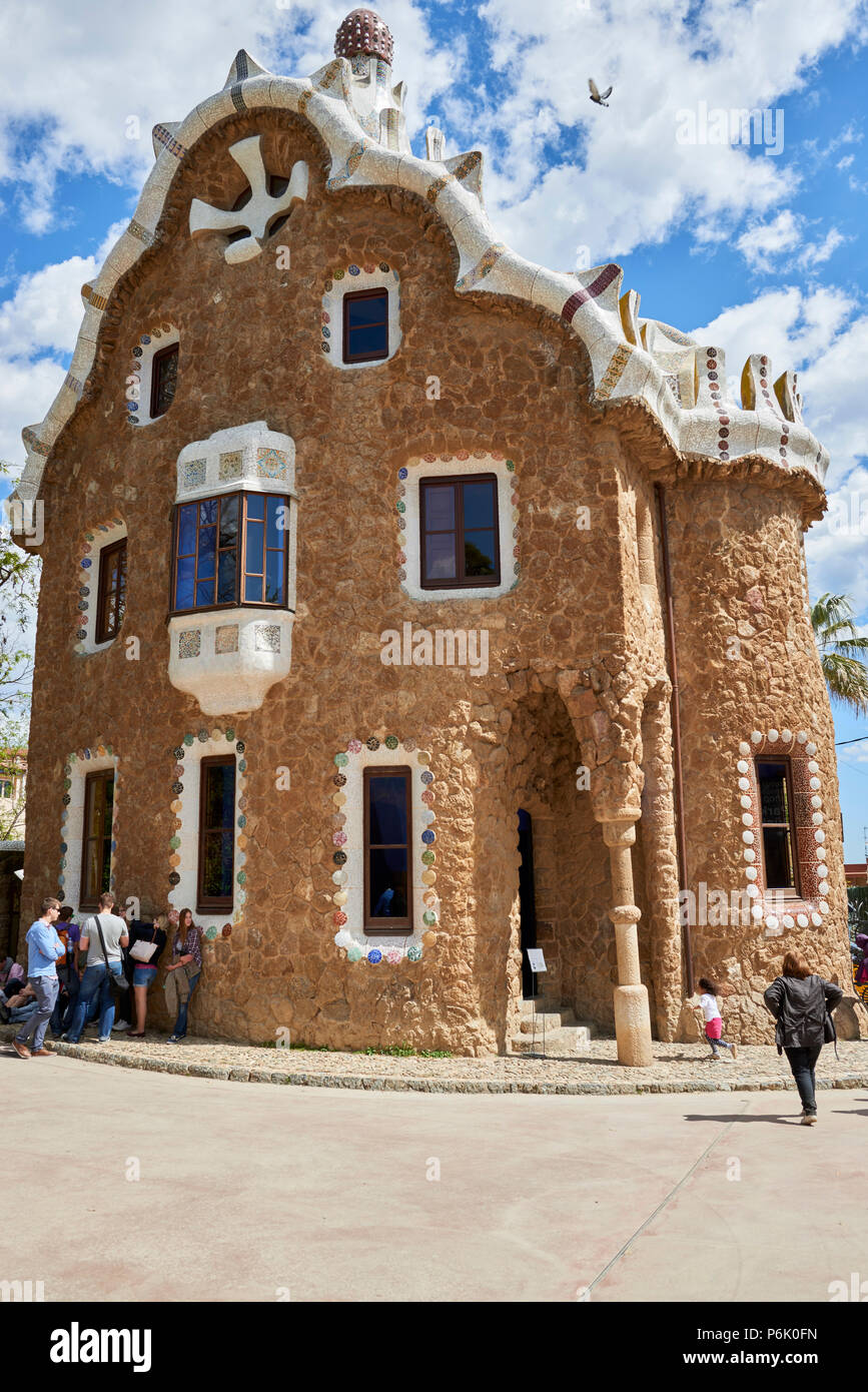 Barcellona, Spagna. Aprile 19, 2017: casa chiamata custode presso l'entrata al Parco Guell, progettato dall'architetto spagnolo Gaudi Foto Stock