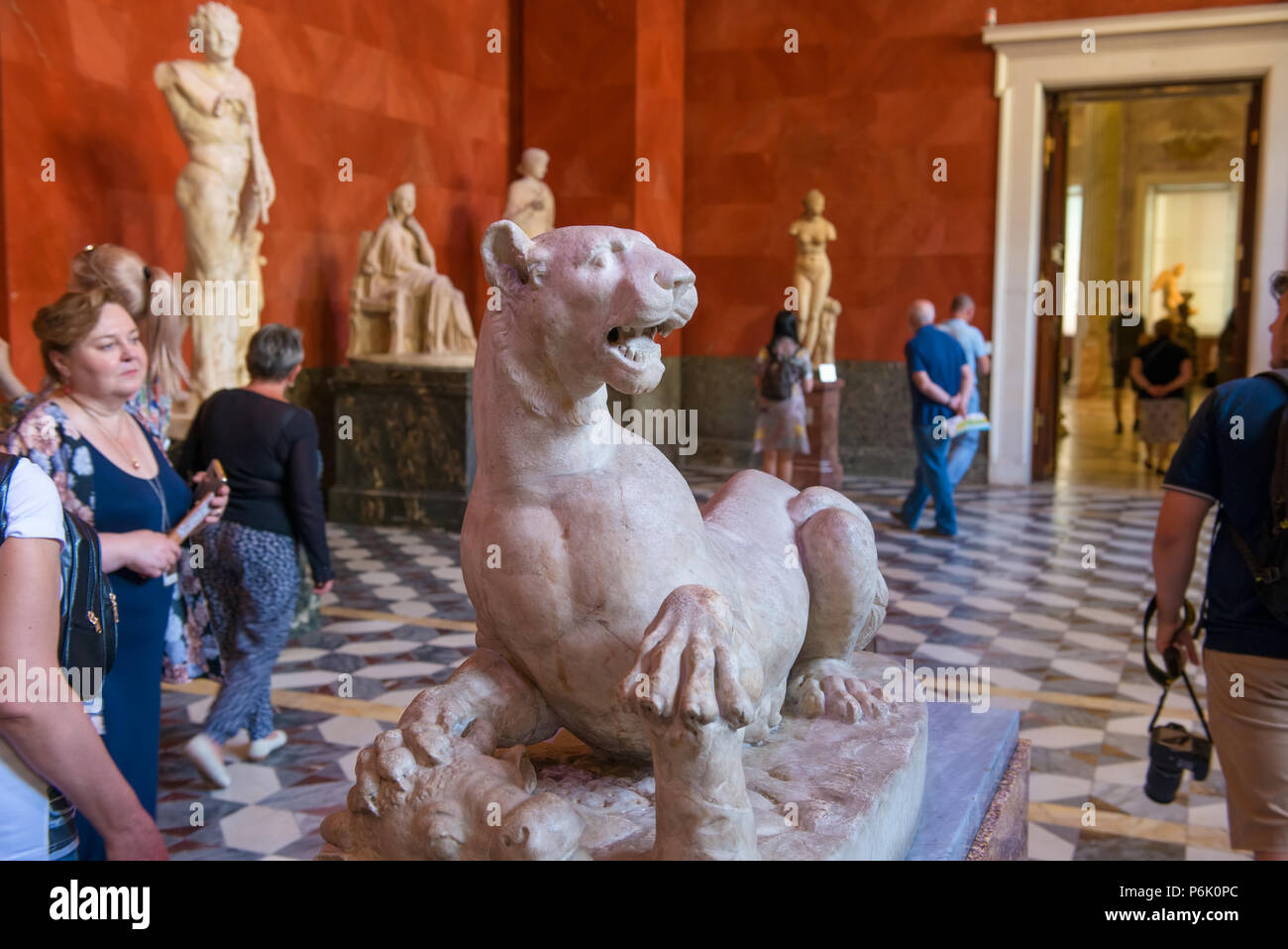 SAINT PETERSBURG, Russia - 18 agosto 2017: una statua di una Pantera. La Sala di Giove in stato Museo Hermitage. Il museo ha più di 3 mill Foto Stock