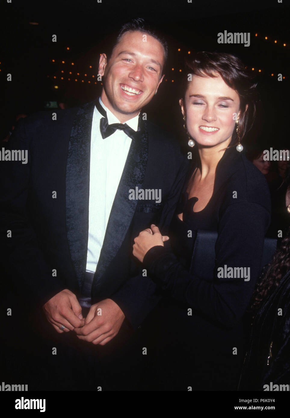 CENTURY City, CA - 15 dicembre: (L-R) attore Brian Wimmer e valutazione frequentare la premiere del XX Century Fox 'Grand Canyon' il 15 dicembre 1991 presso Cineplex Odeon Century Plaza cinema in Century City, California. Foto di Barry re/Alamy Stock Photo Foto Stock