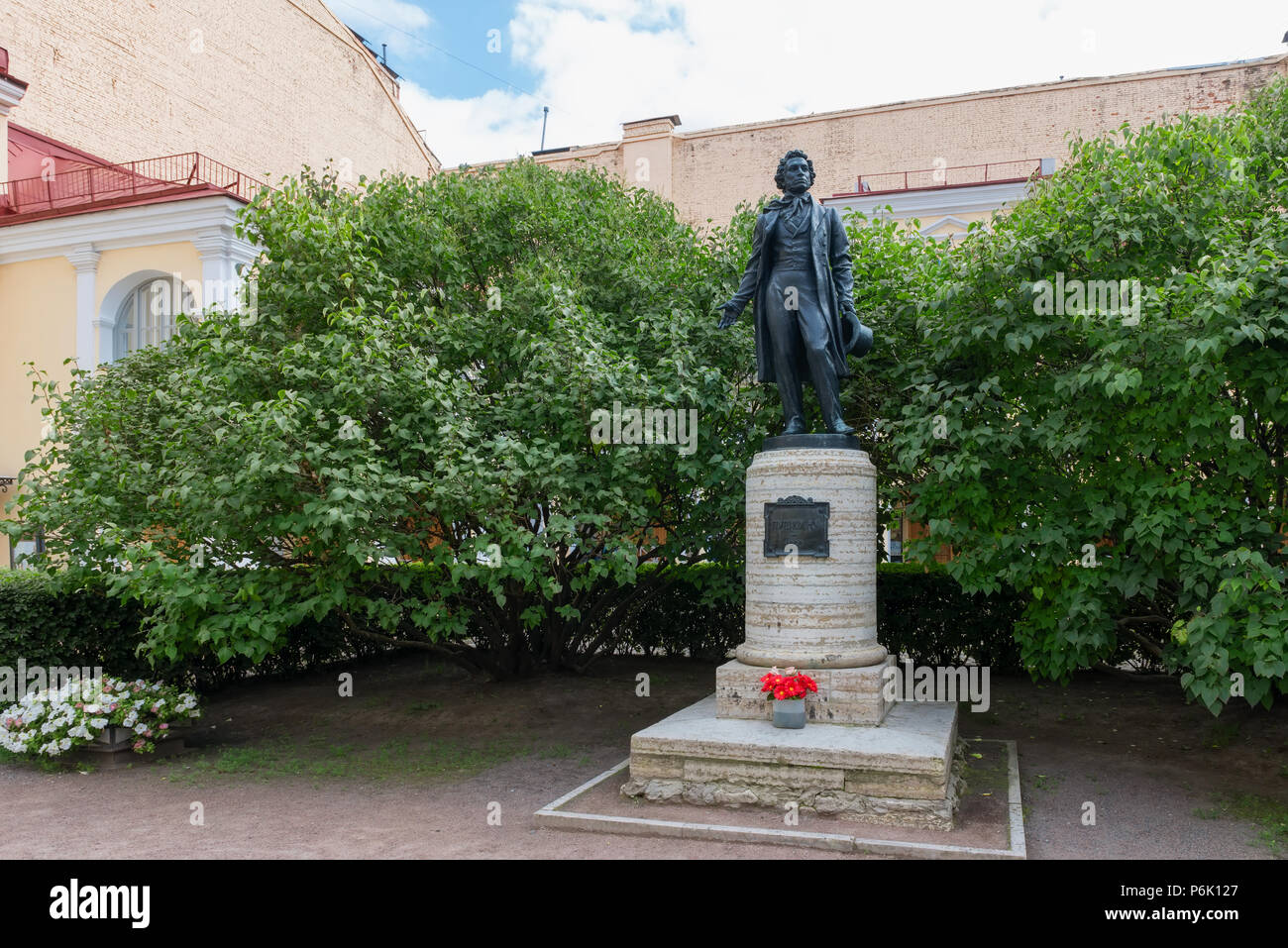 SAINT PETERSBURG, Russia - 18 agosto 2017: Monumento al poeta russo Alexander Pushkin a suo appartamento-museo su Moika embankment. Il poeta visse il suo Foto Stock