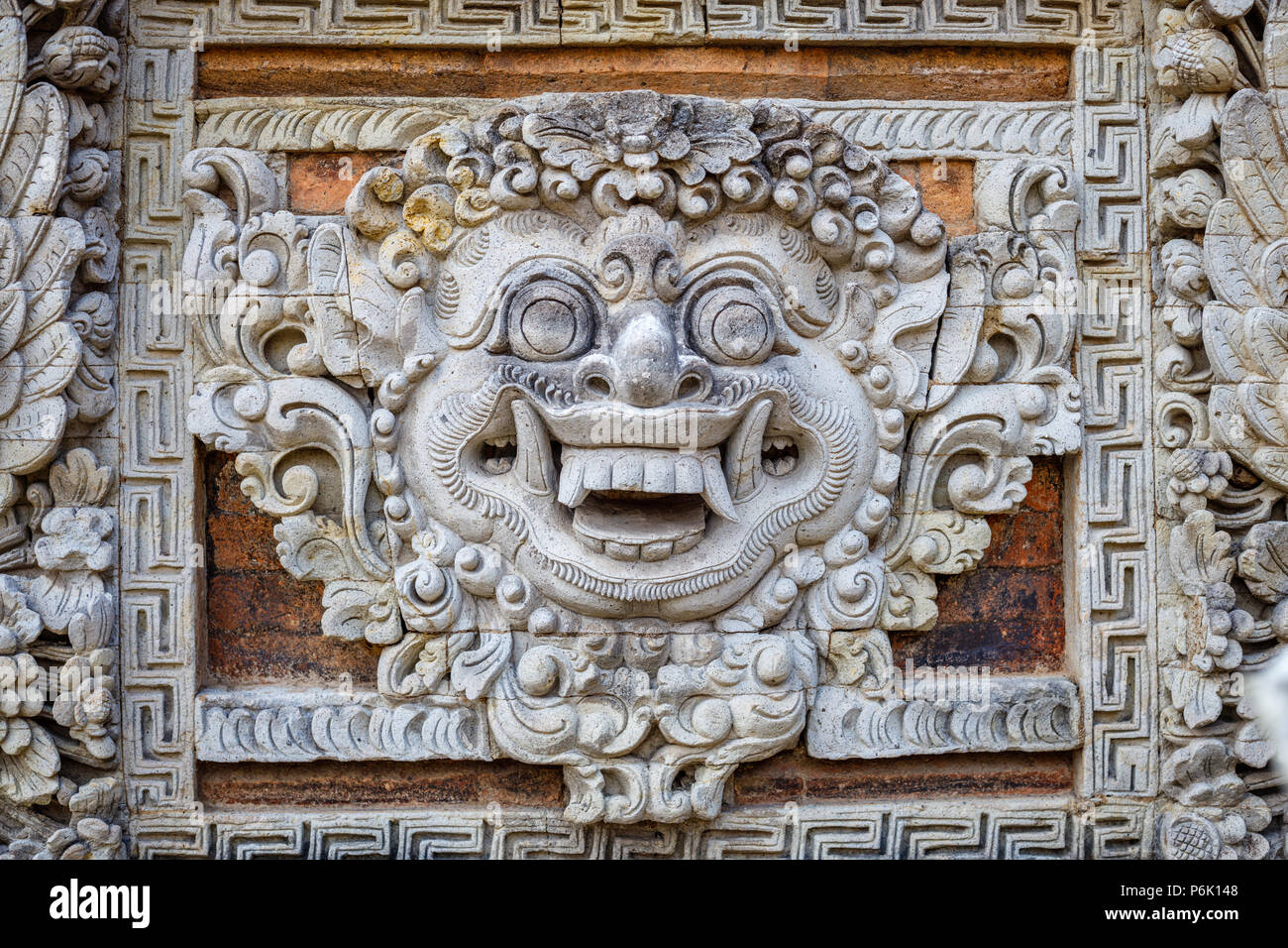 In pietra scolpita Demon Kala in tempio ingresso decorazione, Tempio Pura Taman Kemuda Saraswati, Balinese tempio indù in Ubud, Bali, Indonesia Foto Stock
