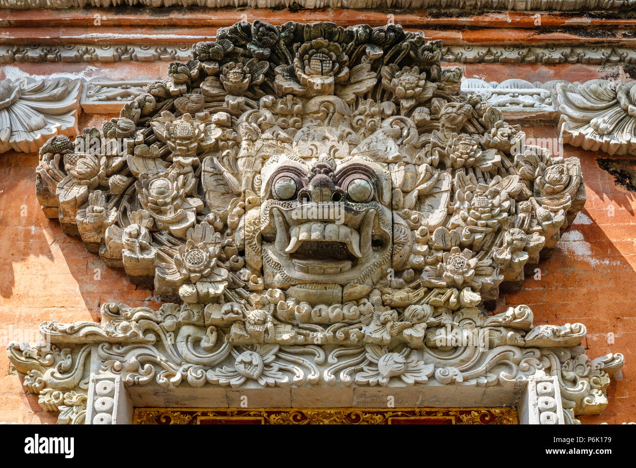 In pietra scolpita Demon Kala in tempio ingresso decorazione, Tempio Pura Taman Kemuda Saraswati, Balinese tempio indù in Ubud, Bali, Indonesia Foto Stock