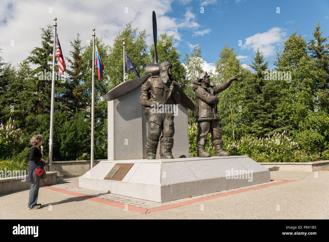 Una viste turistiche il Lend Lease monumento nel centro cittadino di Riverfront Park di Fairbanks Alaska. La statua raffigura russi e americani della seconda guerra mondiale piloti, commemorando l'Alaska come la messa in scena in terra il programma Lend-Lease che ha fornito quasi 8.000 aerei per il fronte orientale. Foto Stock