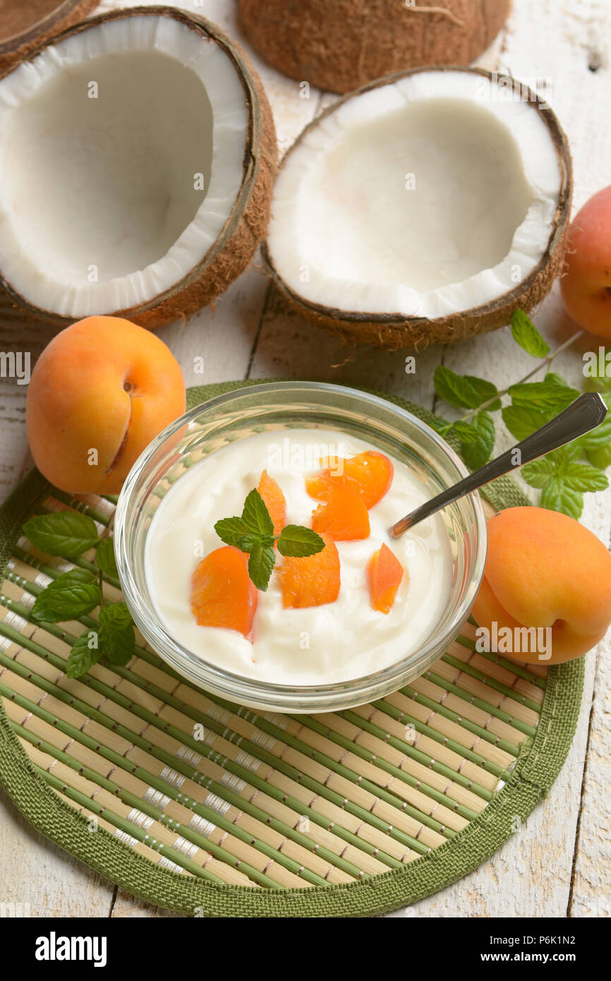 Dolce di cocco con fette di albicocca - primo piano Foto Stock