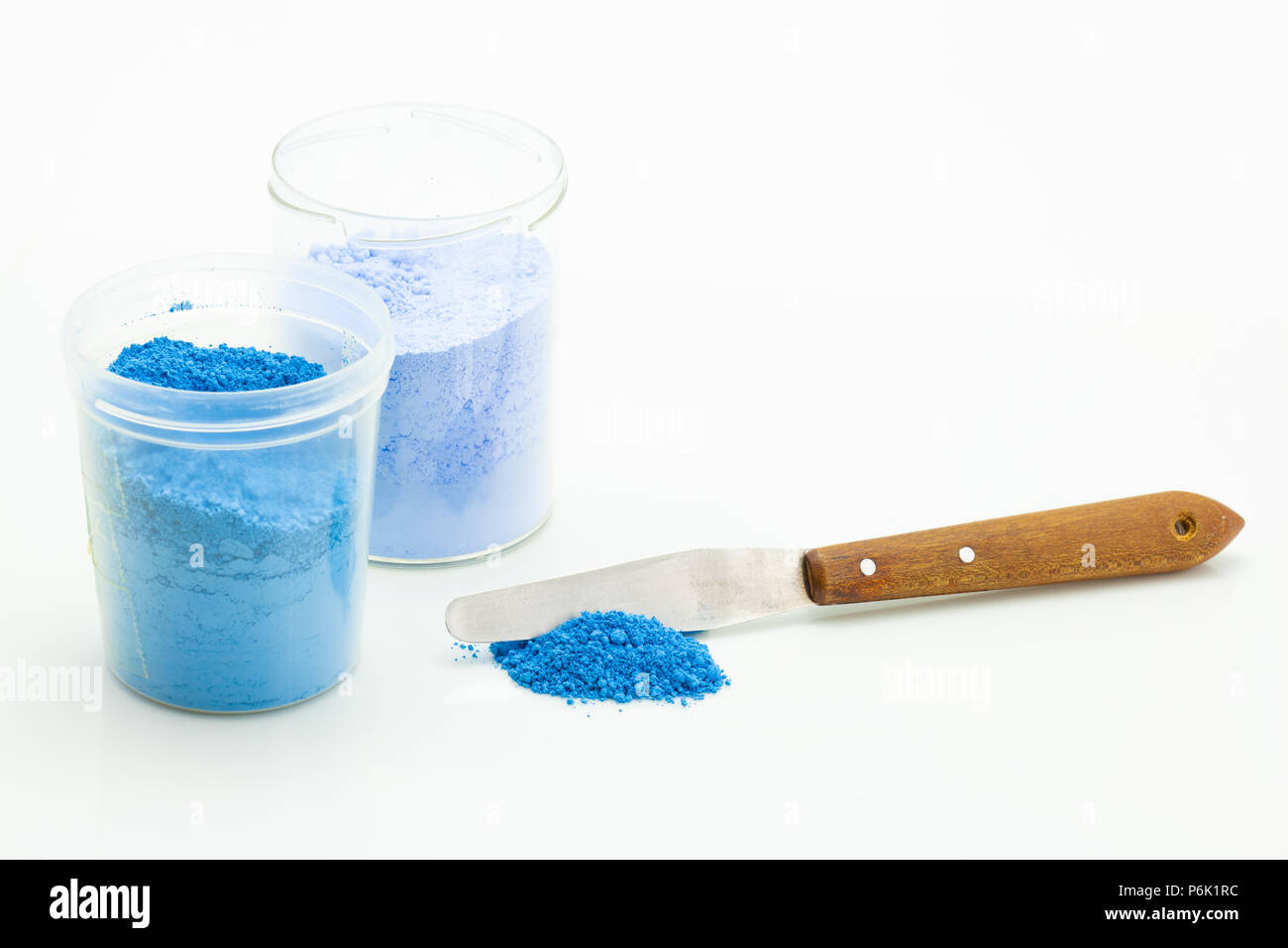 Benne di piccole dimensioni di colore in polvere con una spatola - studio luce Foto Stock