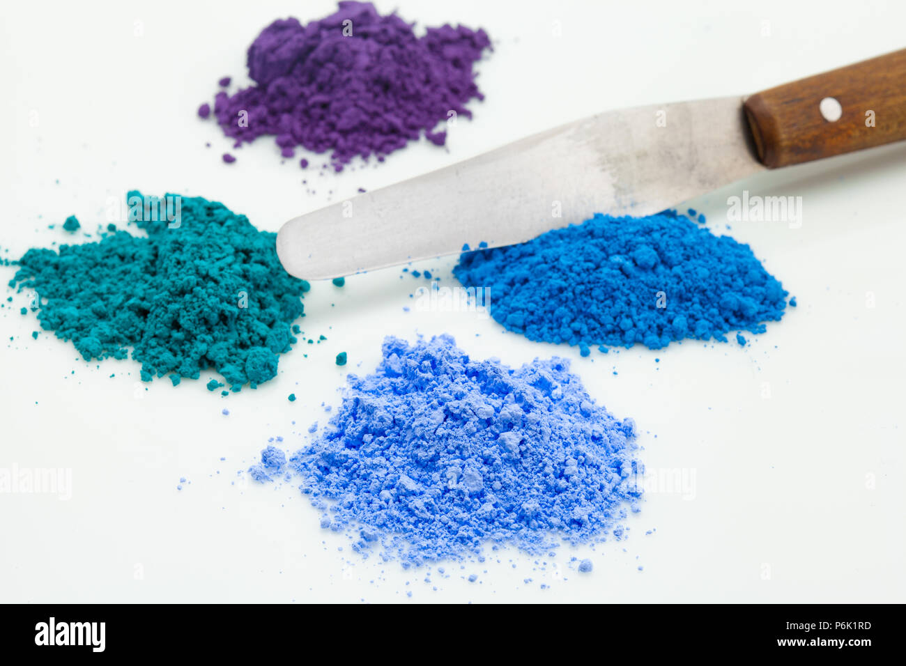 Piccoli cumuli di polvere di colore con una spatola - studio luce Foto Stock