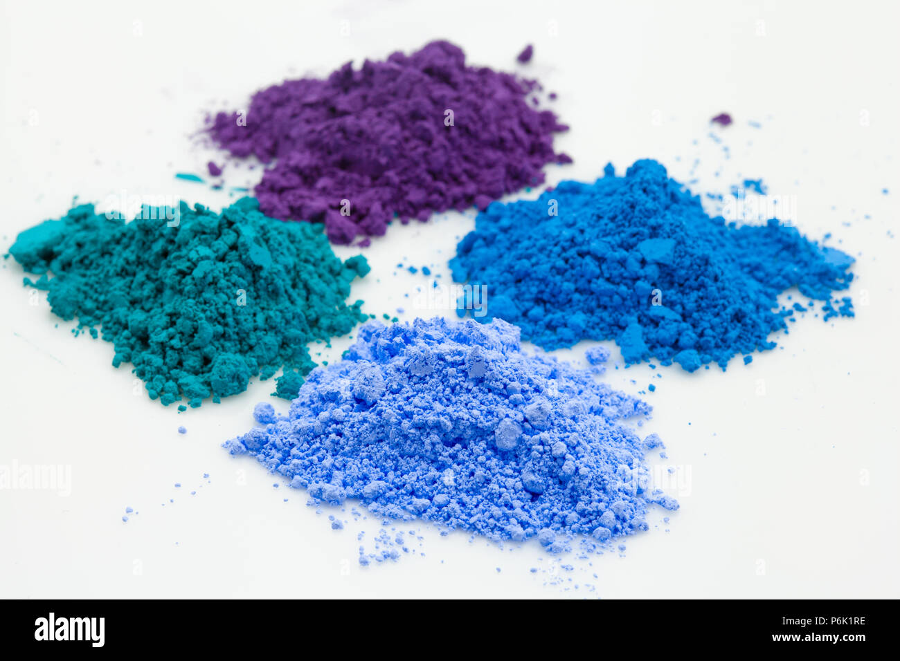 Piccoli cumuli di polvere di colore - studio luce Foto Stock