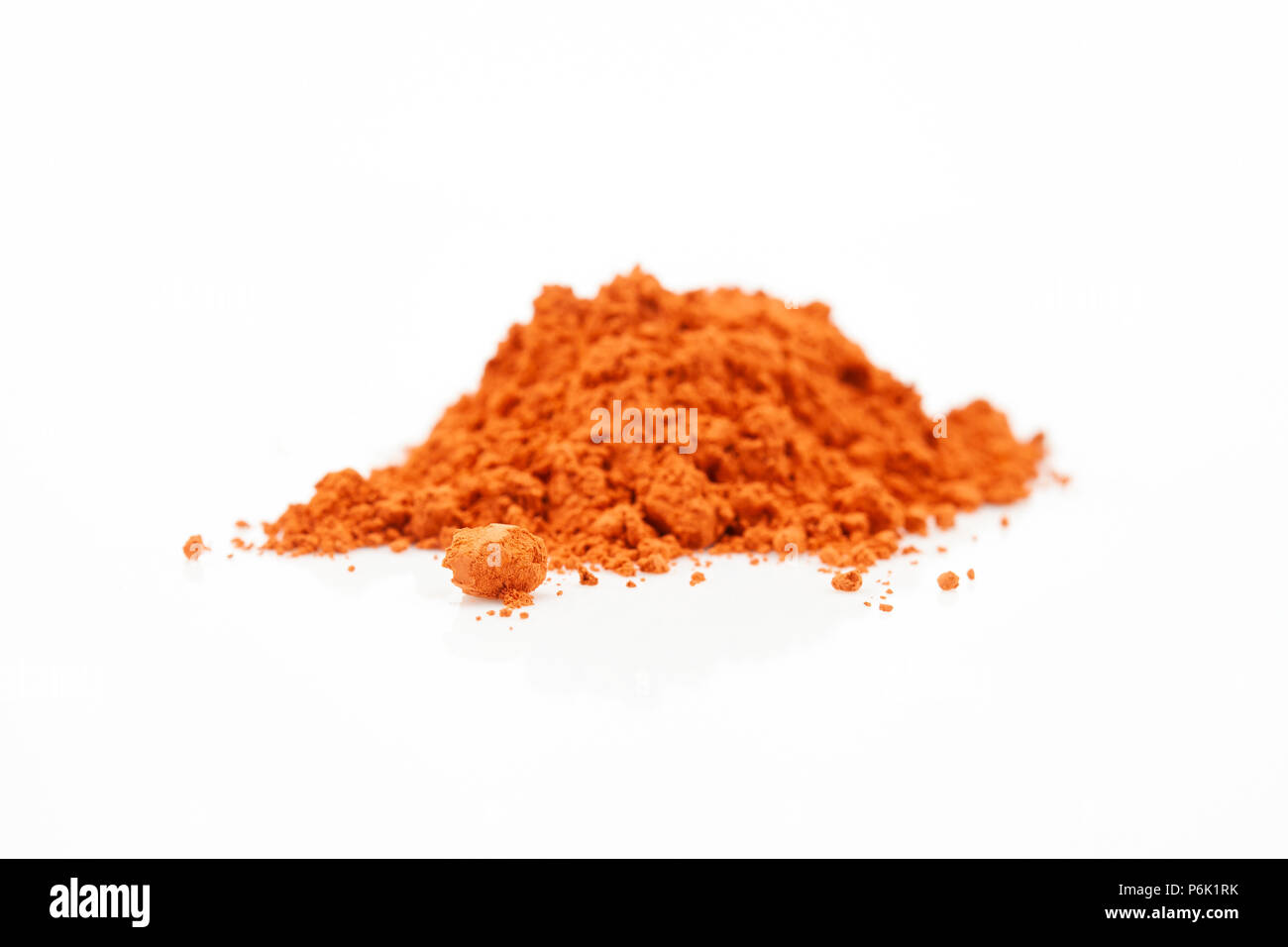 Piccolo polvere di colore arancione heap - studio luce Foto Stock