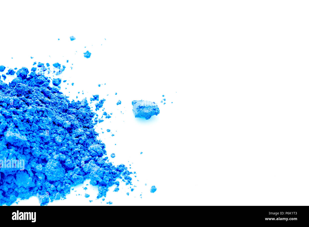 Colore di piccole dimensioni heap di polvere blu - ad alto angolo di visione - studio luce Foto Stock