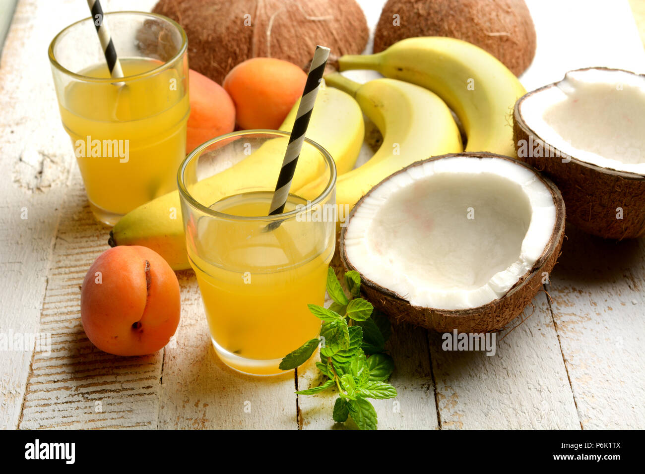 Frutti tropicali drink con intorno al cocco, banane e albicocche - primo piano Foto Stock