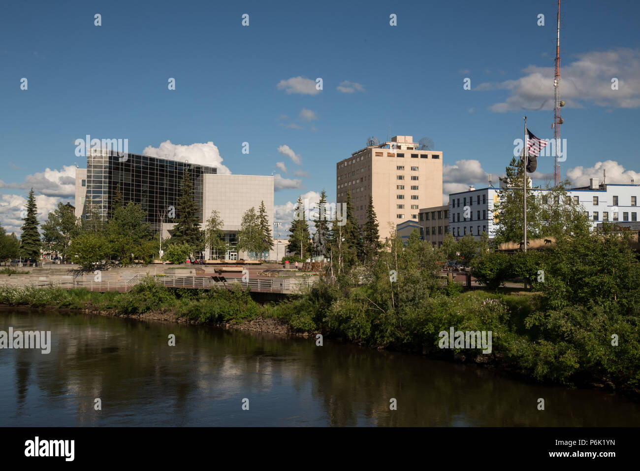 Vista del fiume Chena e cuore d'Oro Plaza da Cushman Street bridge in Fairbanks Alaska. Foto Stock