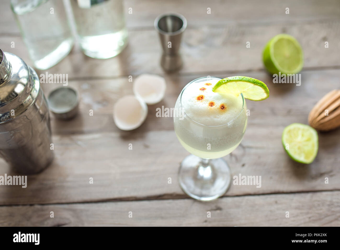 Pisco Sour Cocktail. Peruviano, messicano, cileno tradizionale bevanda pisco sour liquore con calce e uovo bar e attrezzature per la realizzazione. Foto Stock
