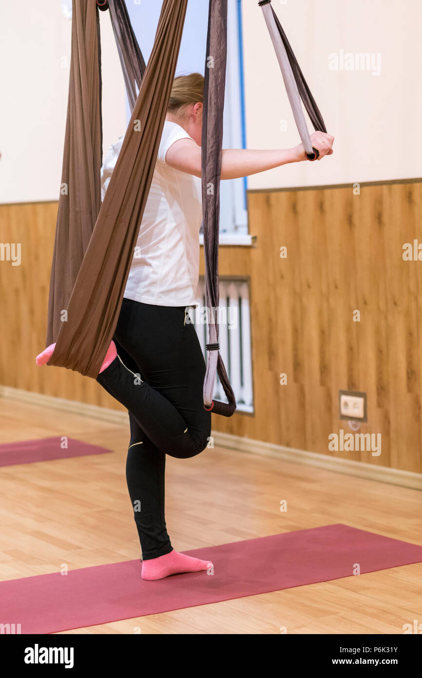 Fly yoga. Giovane donna pratiche anti-gravità lo yoga con amaca Foto stock  - Alamy