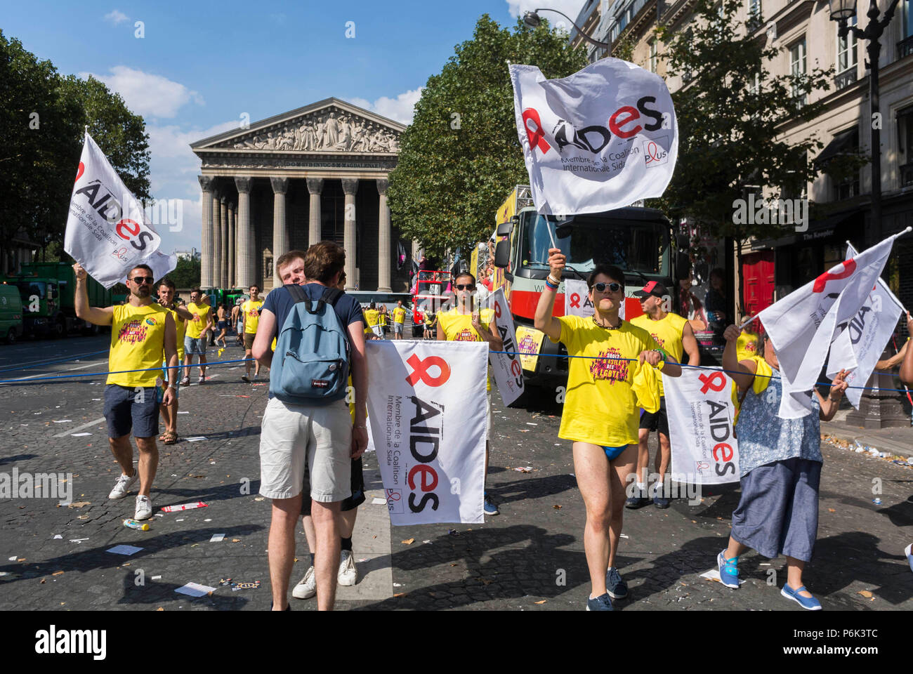 Parigi, Francia, media folla, attivisti francesi contro l'AIDS che manifestano, all'Annual Paris Gay Pride, LGBT March, AIDES, ONG on Street, Campaign for Homosexual Equality, Pride march, hiv Parade Foto Stock