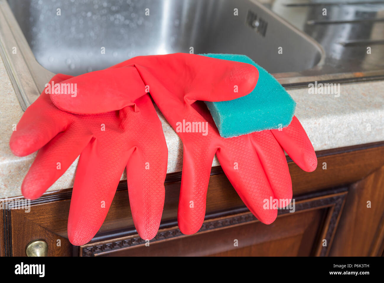 Protezione delle mani: rosso lattice Guanti per la casa e la detersione di spugna. Foto Stock