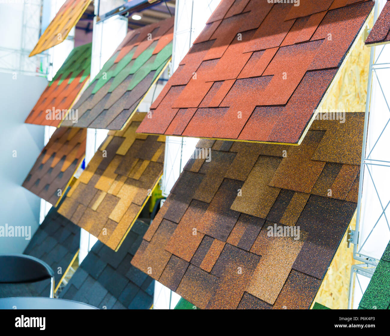 Piastrella di bitume, esposizione campione nel negozio. Le assicelle colorati in negozio, materiale da costruzione, coperture Foto Stock