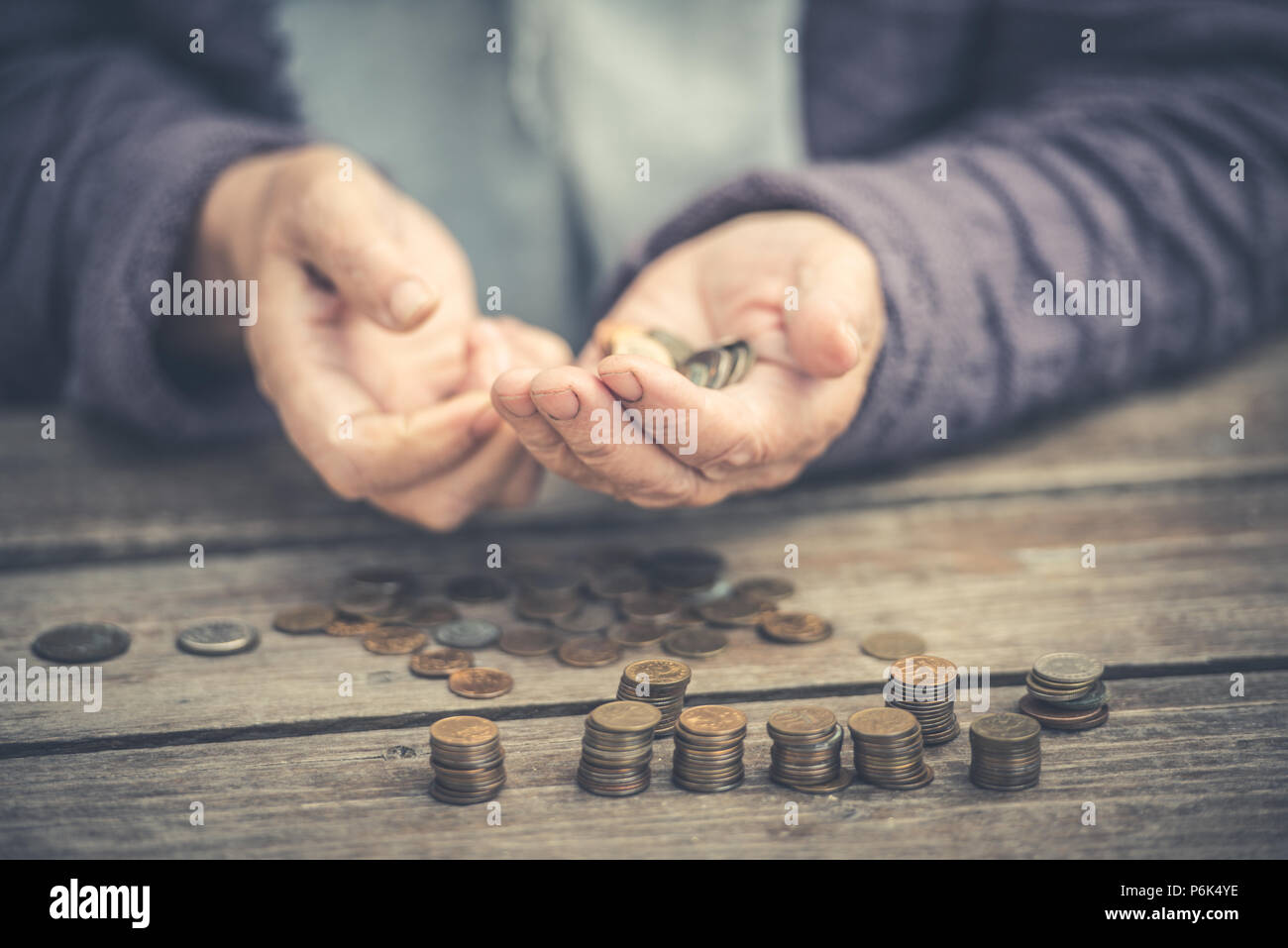 Soldi, monete, la nonna in materia di pensioni e di un concetto di un soggiorno minimo di vecchia donna purtroppo non conta il denaro sufficiente, vintage Foto Stock