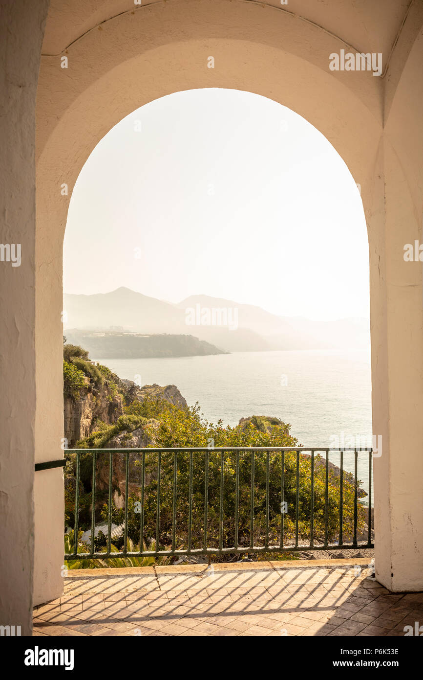 Le viste attraverso un arco sul balcone de Europa, Nerja, Spagna, Europa. Foto Stock