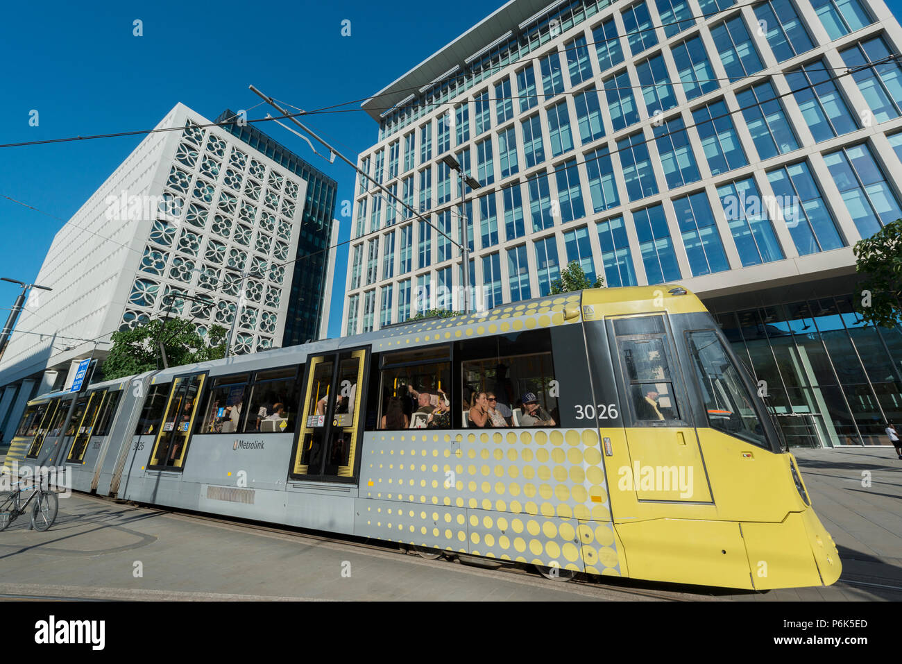 Un tram Metrolink passa di fronte all'edificio di KPMG in San Pietro Sqaure in Manchester. Foto Stock