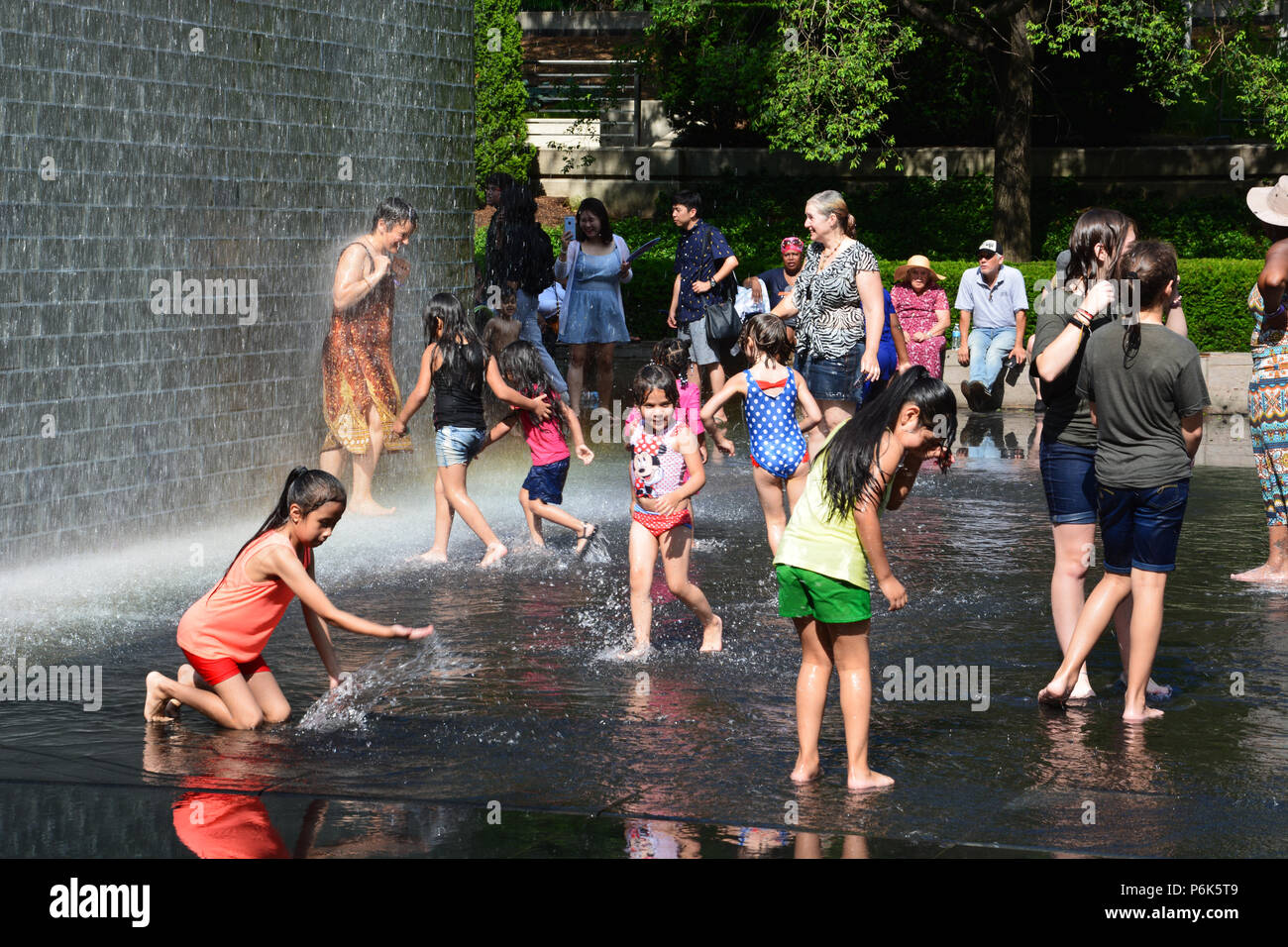 Kids rinfrescarsi nella corona fontane in Chicago's Millennium Park in un caldo pomeriggio d'estate. Foto Stock
