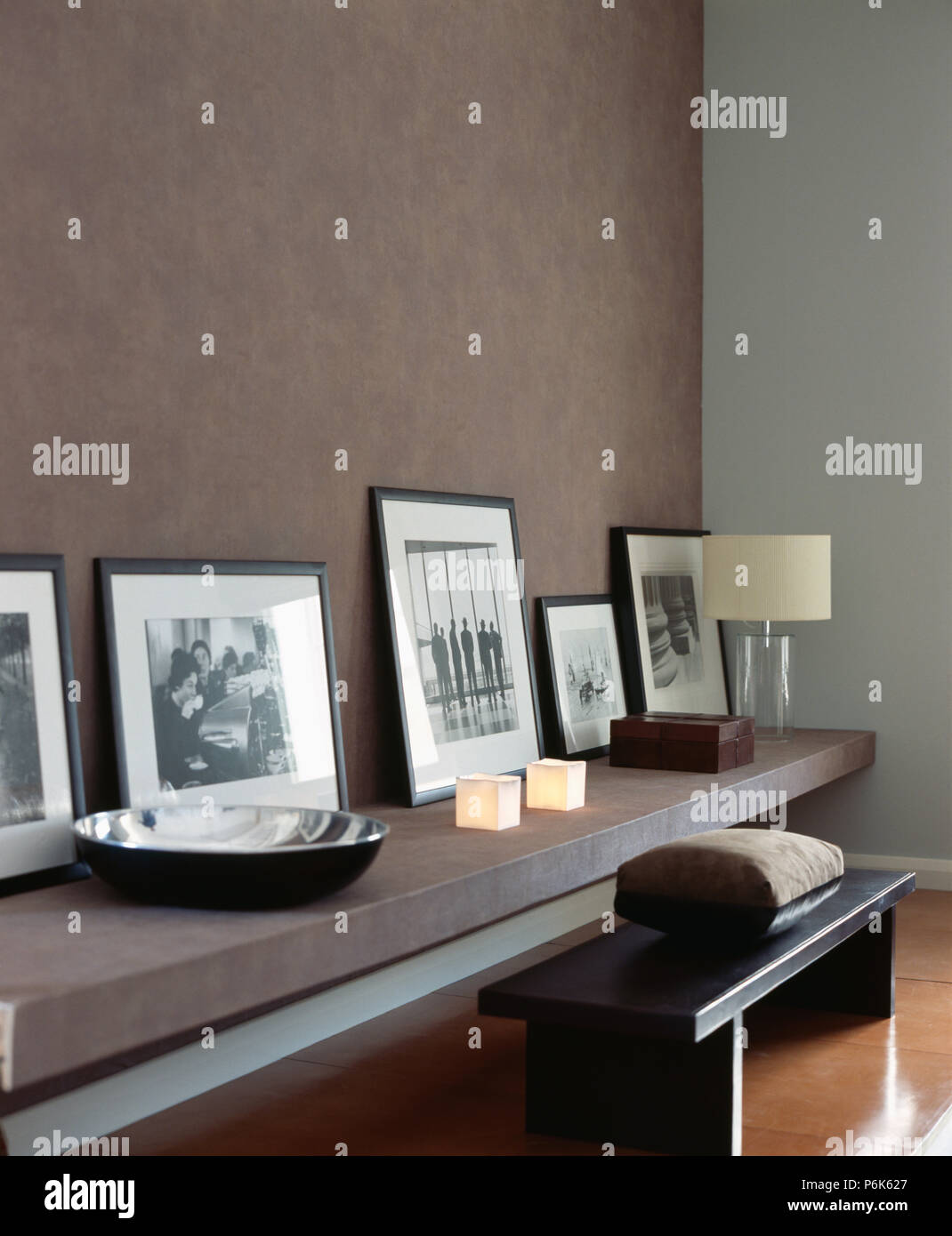 Close-up di gruppo di grandi incorniciato nero+fotografie in bianco spazzolato sul ripiano di calcestruzzo nella moderna sala da pranzo Foto Stock