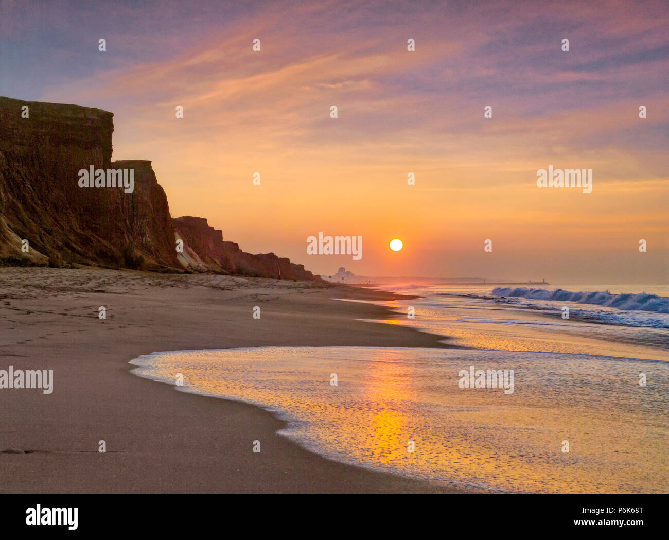 Praia da Falesia scogliere all'alba, Algarve, PORTOGALLO Foto Stock