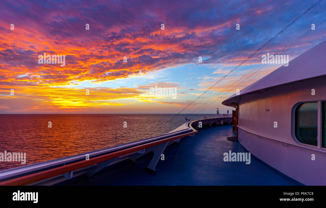 Bella vista panoramica del paesaggio con sunrise dal ponte di un passeggero con una nave da crociera Foto Stock