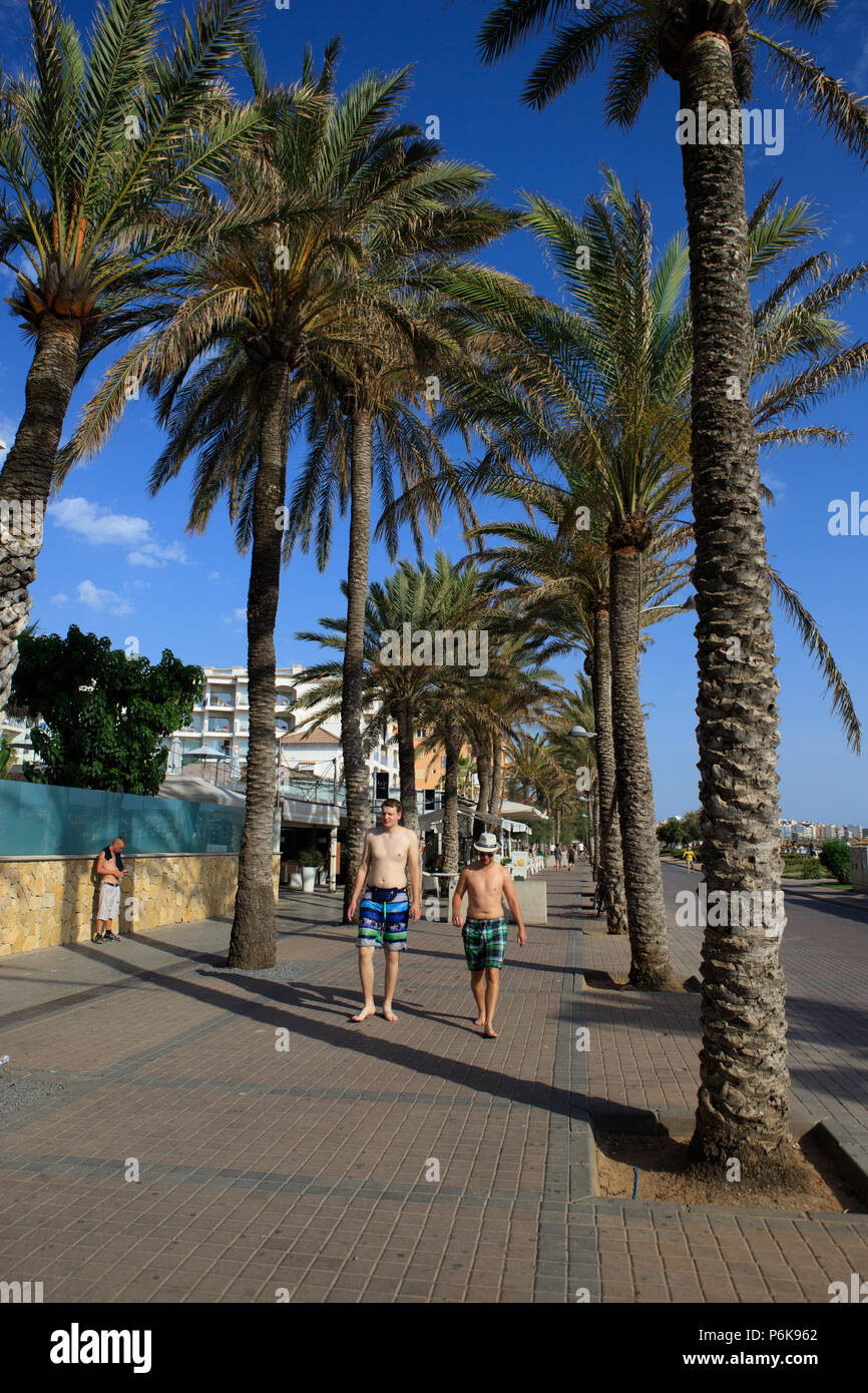 I turisti tedeschi a piedi in strada a El Arenal Mallorca Spagna Spain Foto Stock
