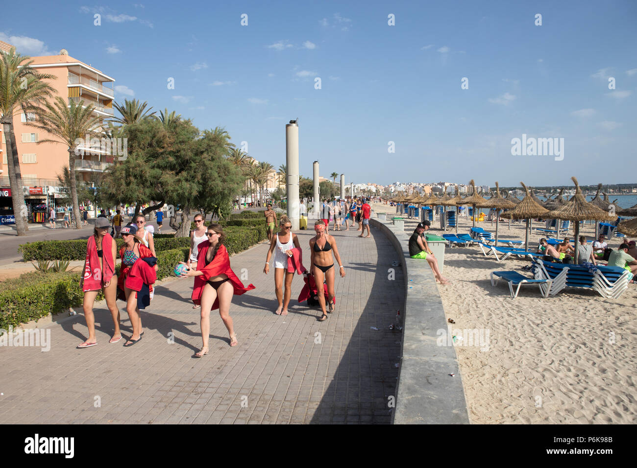 Tedesco donne i turisti a piedi nella strada di El Arenal Mallorca Spagna Spain Foto Stock