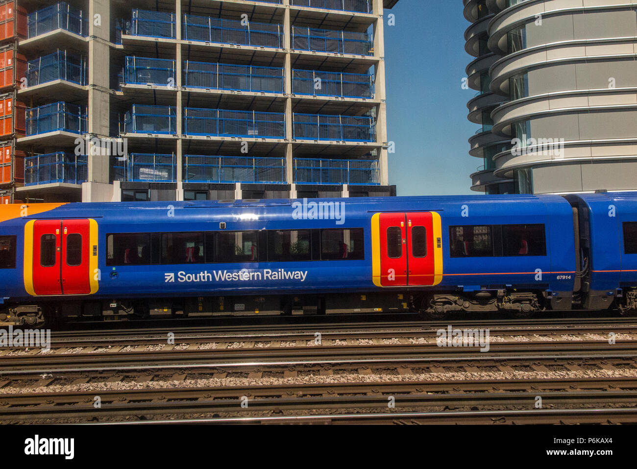 A South Western Railway treno lascia la stazione Waterloo di Londra sulla sua strada verso la periferia di Londra Foto Stock
