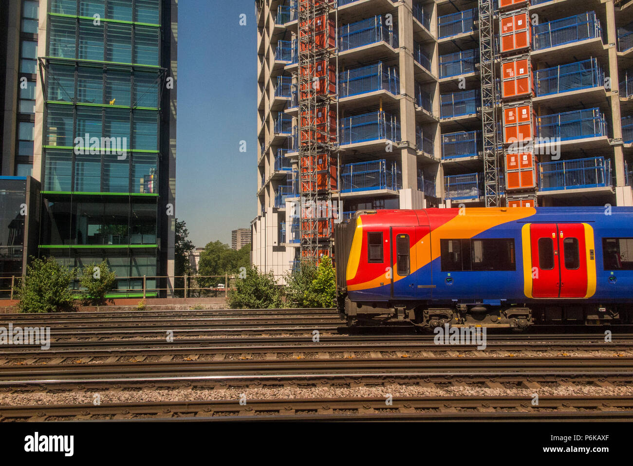 A South Western Railway treno lascia la stazione Waterloo di Londra sulla sua strada verso la periferia di Londra Foto Stock